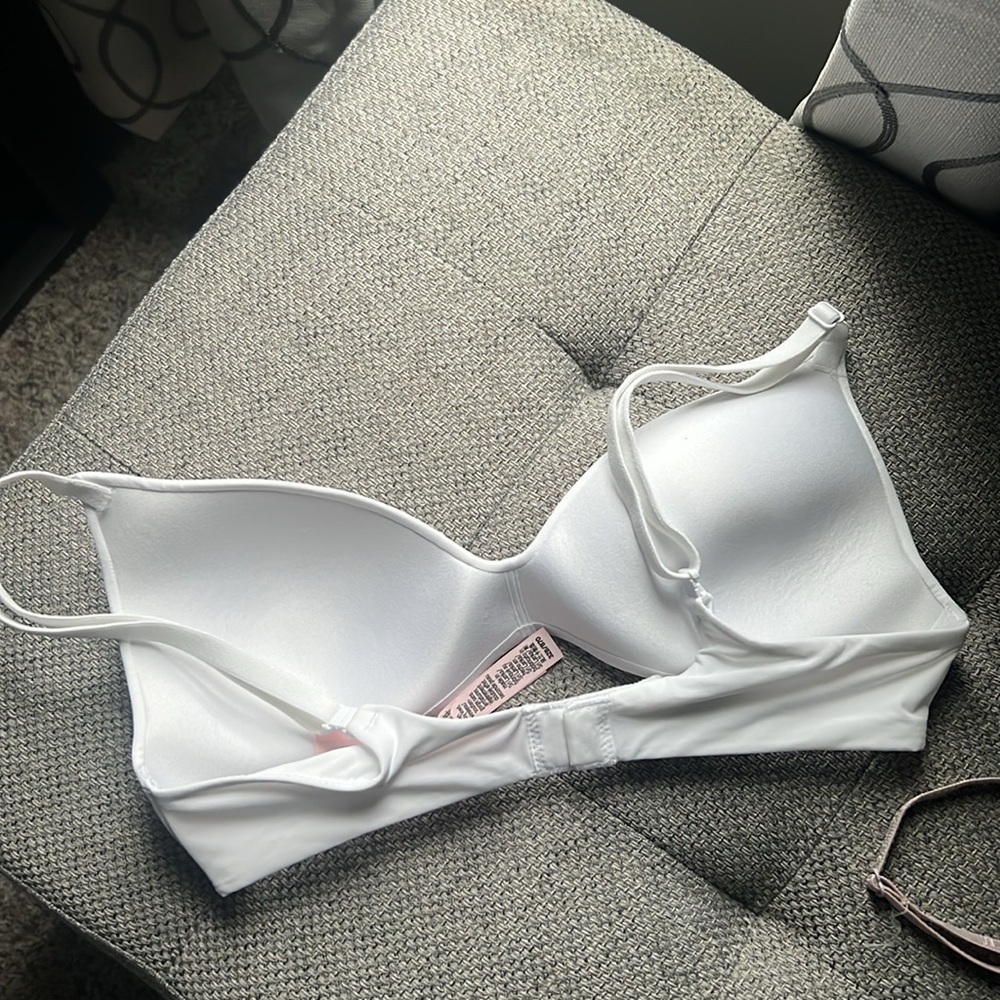 2 brand new Victoria’s Secret bras - Picture 5 of 12